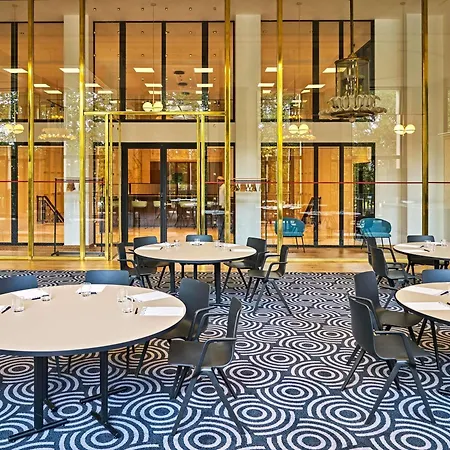 Отель Novotel Centre Cathedrale 4*