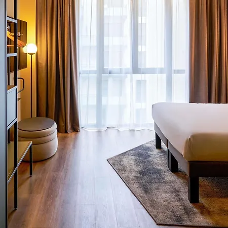 Отель Novotel Centre Cathedrale 4*